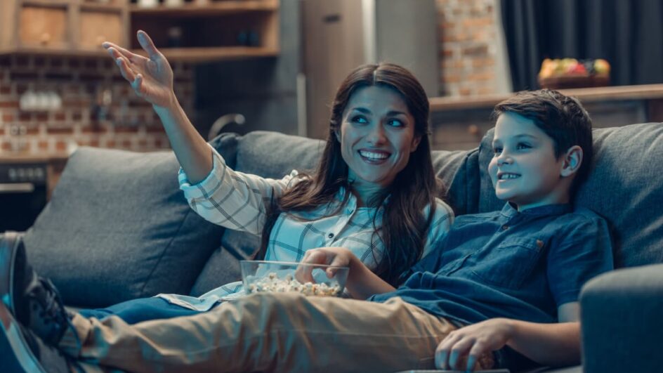 Filmes brasileiros de comédia retratam a relação com as mães (Imagem: fizkes | ShutterStock)