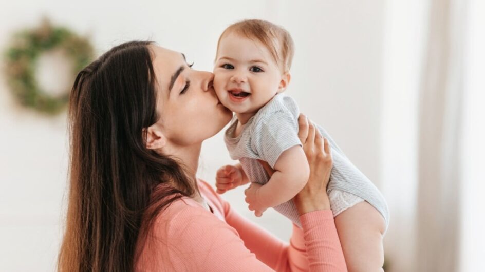 A alergia à proteína do leite de vaca é muito comum até o primeiro ano do bebê (Imagem: Prostock-studio | Shutterstock)