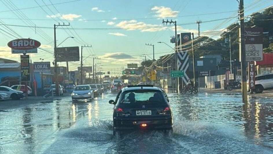 Trânsito foi bloqueado parcialmente (Foto: Ricardo Pastrana, Divulgação)