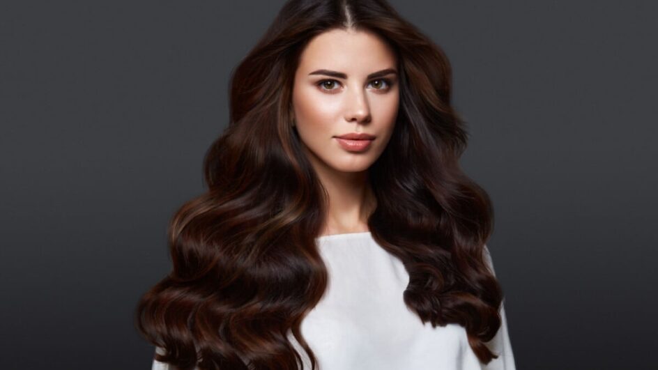 As luzes em tom canela são uma alternativa para modernizar o visual com praticidade (Imagem: KOBRIN PHOTO | Shutterstock)