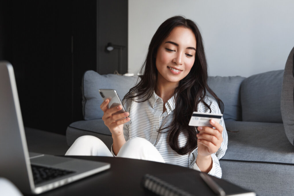 As compras por impulso podem comprometer o orçamento e as finanças pessoais (Imagem: Lyubov Levitskaya | Shutterstock)