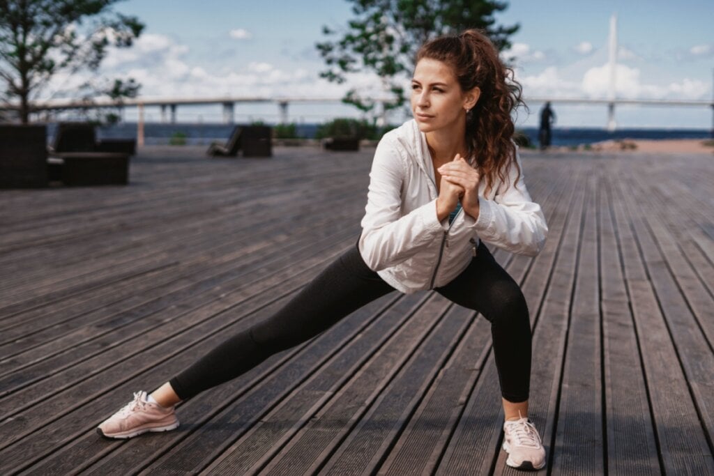 Praticar atividade física no frio ajuda a melhorar o humor (Imagem: muse studio | Shutterstock)