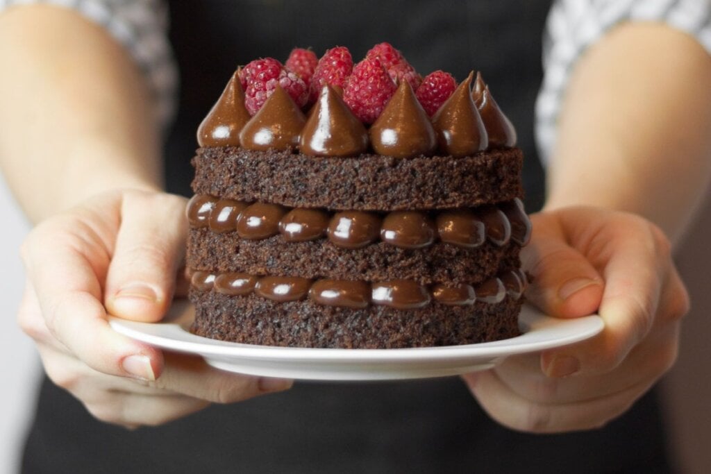 Os naked cakes são uma boa alternativa para substituir bolos completamente cobertos por chocolate (Imagem: Berezhneva Tamara | Shutterstock)