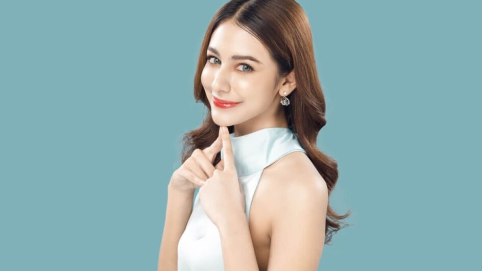 A maquiagem glow destaca a pele real, com luminosidade estratégica e acabamento leve (Imagem: Auttapol Tatiyarat | Shutterstock)