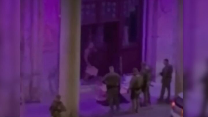 Policiais foram flagrados colocando fogo em papelão para atingir uma das pessoas em situação de rua (Foto: Reprodução)