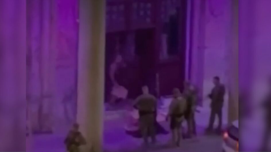 Policiais foram flagrados colocando fogo em papelão para atingir uma das pessoas em situação de rua (Foto: Reprodução)