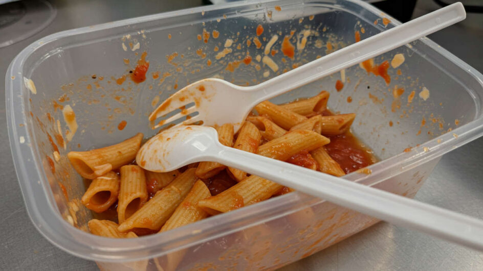 Especialista em segurança alimentar revela os sinais que indicam quando seus recipientes plásticos devem ser jogados fora. Foto: Imagem gerada por IA