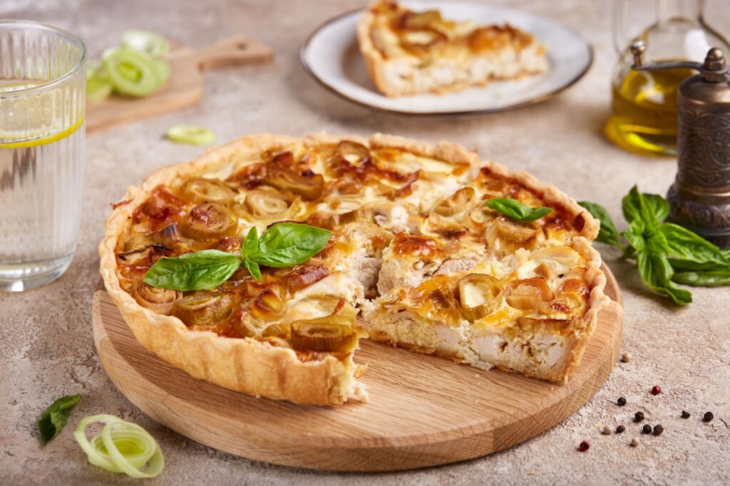 Quiche de frango com alho-poró (Imagem: natkinzu | Shutterstock)
