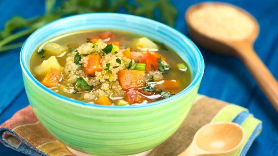 Sopa de quinoa com legumes (Imagem: Ildi Papp | Shutterstock)
