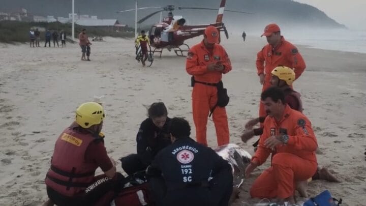 Ele fazia a trilha quando caiu no mar (Foto: CBMSC, Divulgação)