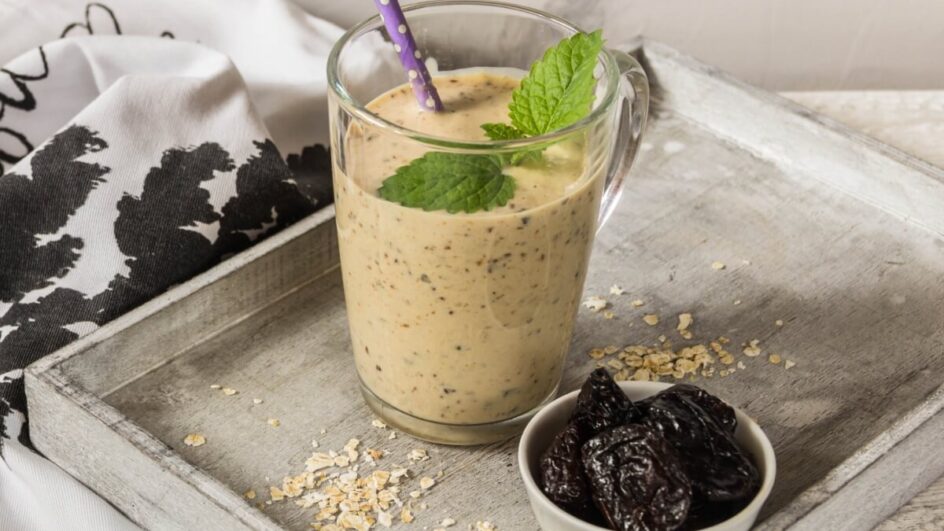 Vitamina de banana com ameixa seca (Imagem: Alieva Liubov | Shutterstock)