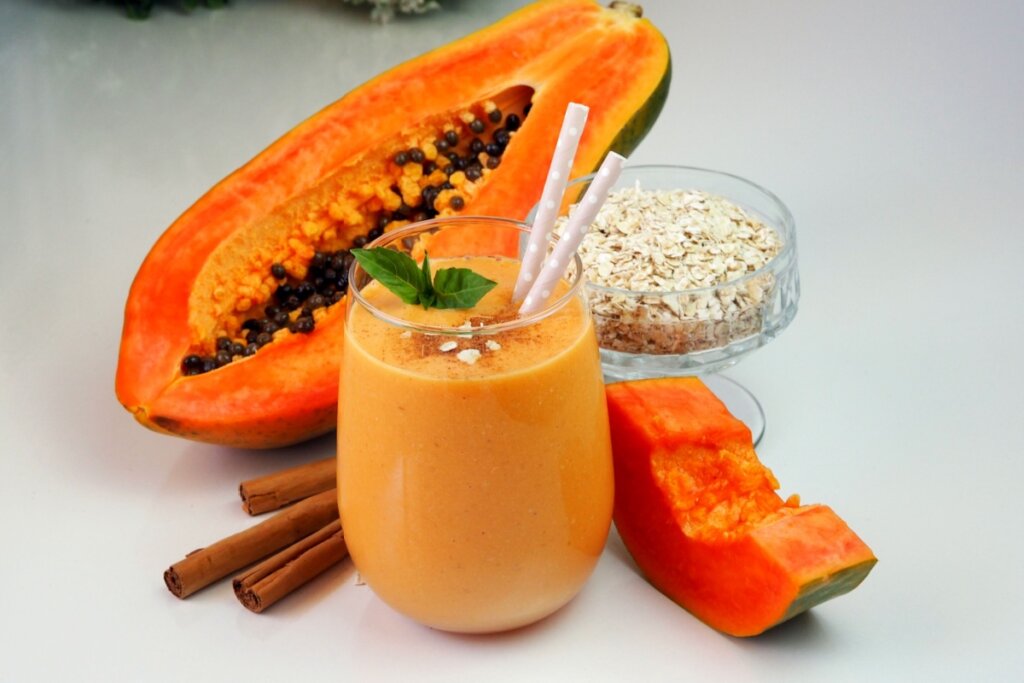Vitamina termogênica de mamão, aveia e canela (Imagem: Nick Alias | Shutterstock)