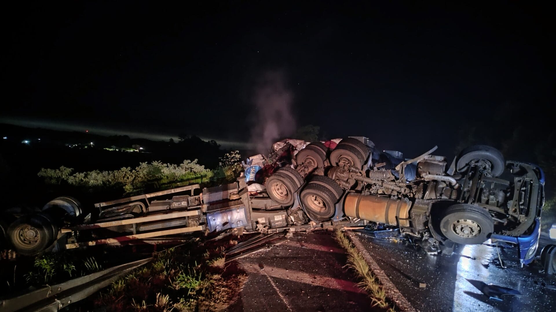 Acidente entre carretas termina na morte de duas pessoas no Oeste de SC (2)