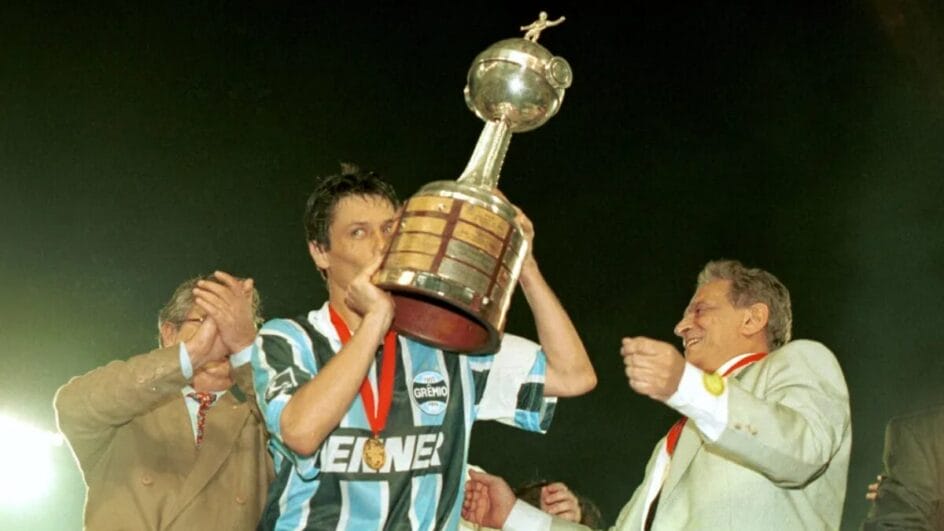 Adílson Batista ergue a taça da Libertadores de 1995