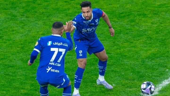 Malcon cumprimenta companheiro de equipe