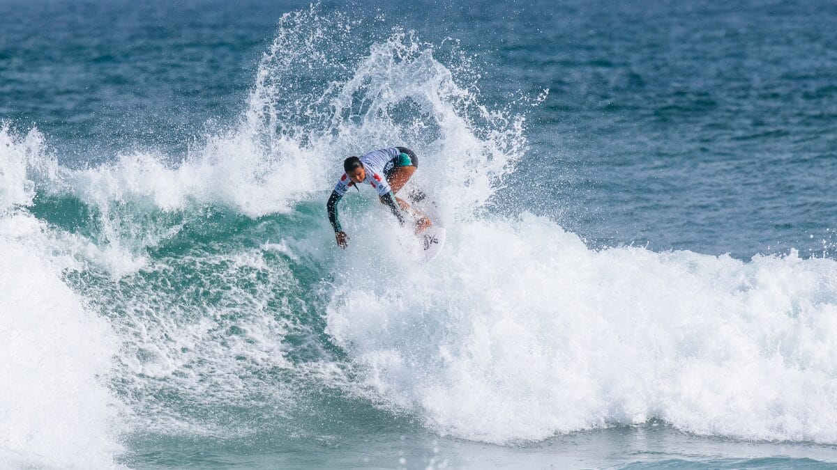 Arena Rodriguez surfando onda em saquarema