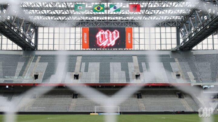 Equipes se enfrentam na Ligga Arena, em Curitiba (Foto: Duda Matoso, Athletico)
