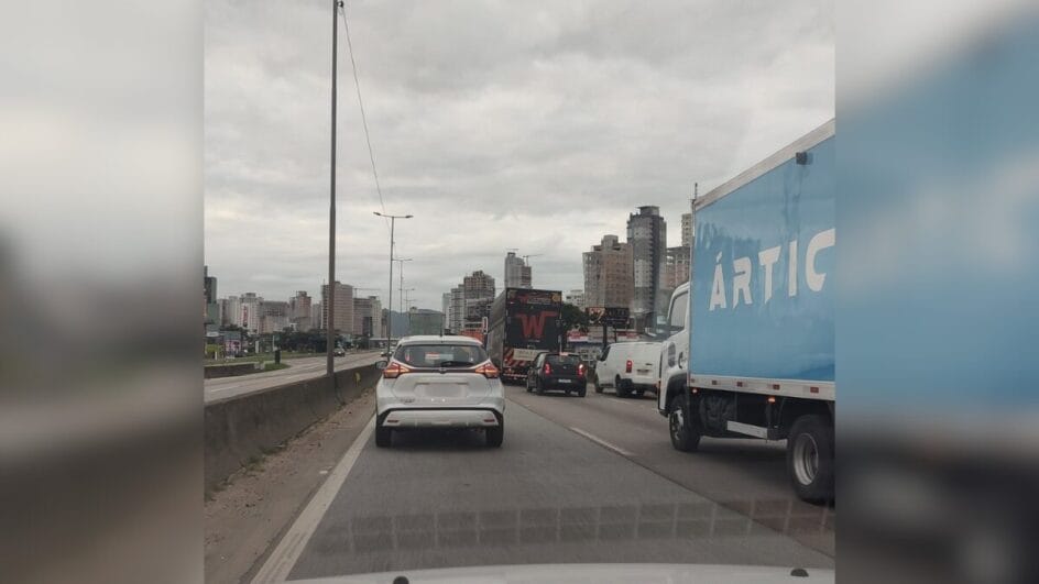Motoristas reclamam das filas no Litoral Norte (Foto: Redes sociais, Reprodução)