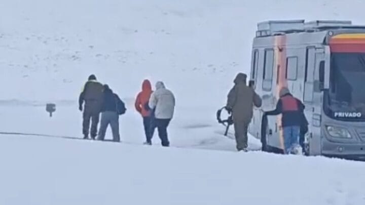 Brasileiros que estavam presos em nevasca no Chile são resgatado após operação de 12 horas