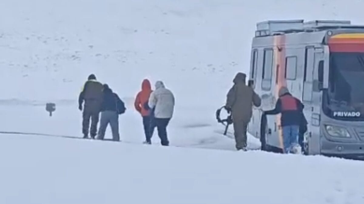 Brasileiros que estavam presos em nevasca no Chile são resgatado após operação de 12 horas