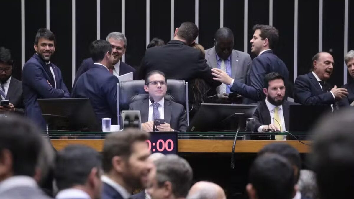 Câmara aprova pedido de urgência para projeto que suspende aumento do IOF
