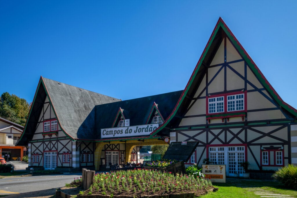 Fachada com arquitetura alpina marcando a entrada da cidade tur&Atilde;&shy;stica de Campos do Jord&Atilde;&pound;o, SP