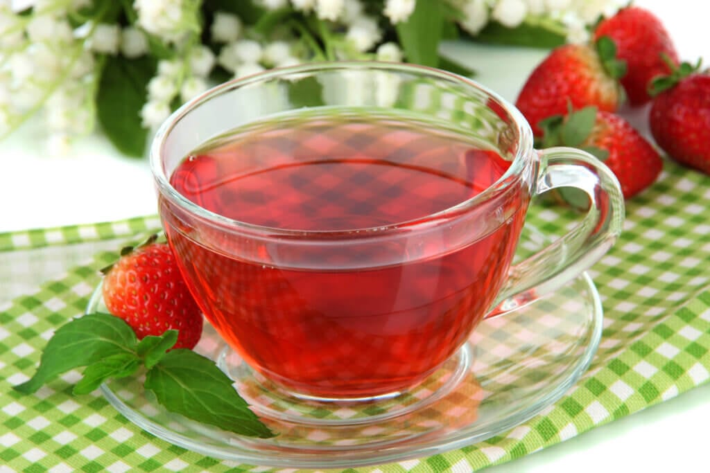 Ch&Atilde;&iexcl; de morango dentro de uma x&Atilde;&shy;cara transparente