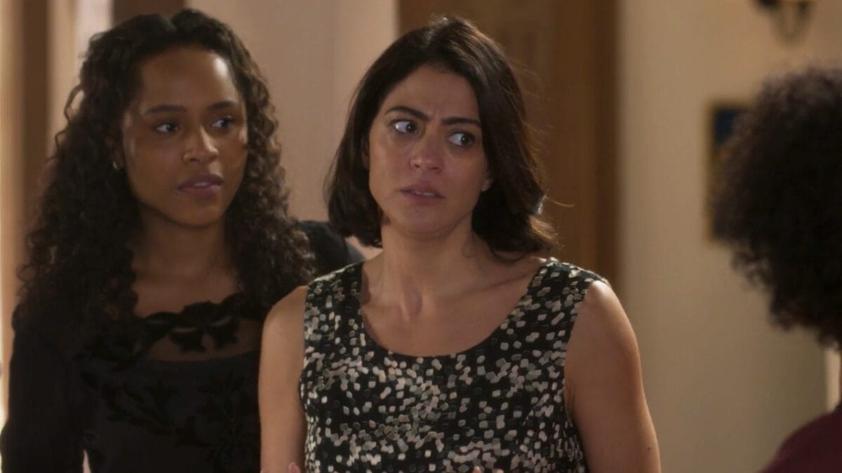 Clarice fica mais uma vez entre Bia e Beatriz em Garota do Momento