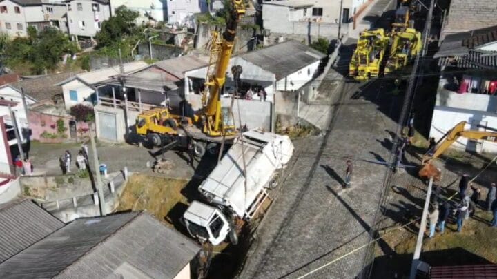 Caminhão invade casa Orleans