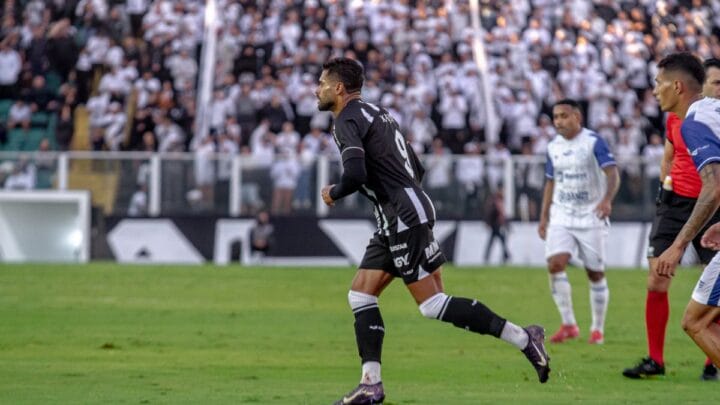 Kayke foi titular na partida contra o Confiança e mais uma vez decepcionou (Foto: Patrick Floriani, FFC)