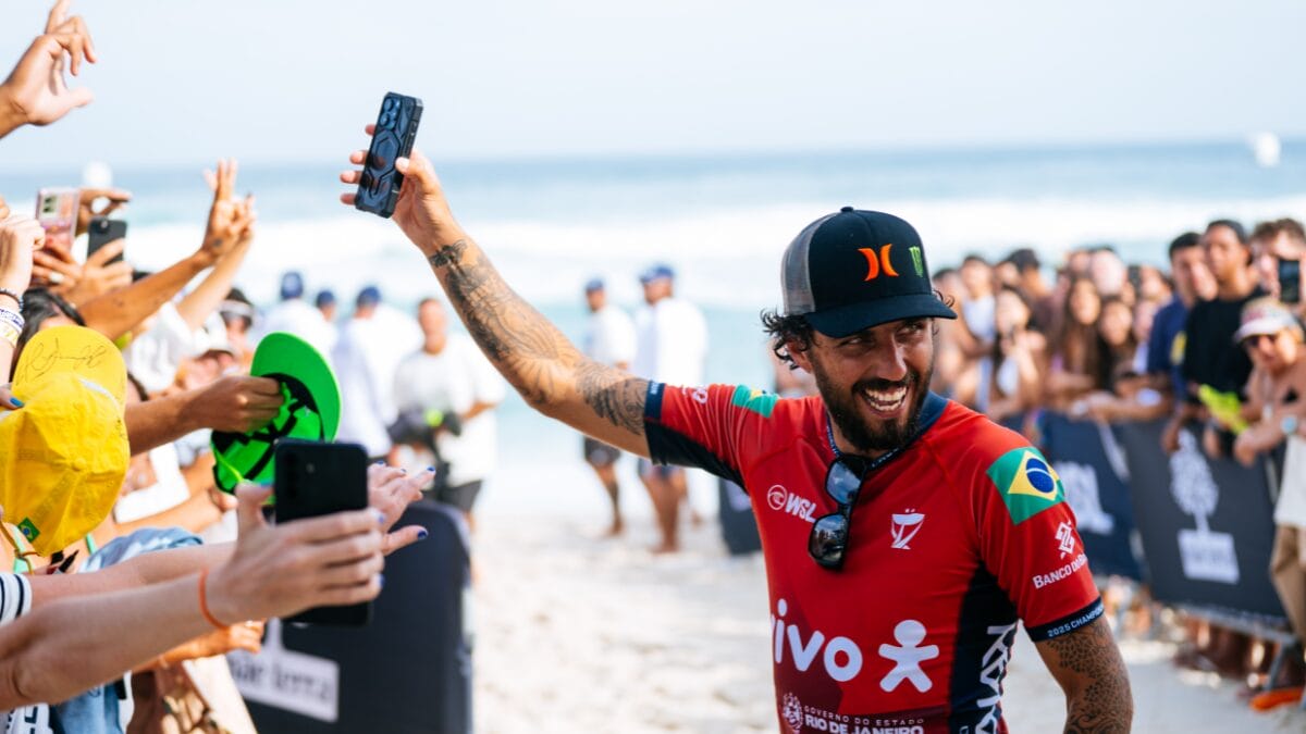 filipe toledo sorrindo com os fãs