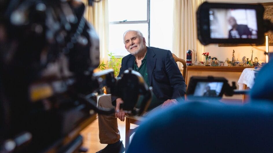 Francisco Cuoco em cena especial resgata seus papéis mais icônicos na televisão brasileira.