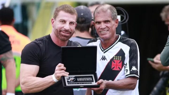 Geovani recebe homenagem do presidente do Vasco, Pedrinho