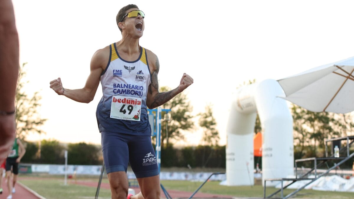 guilherme comemorando