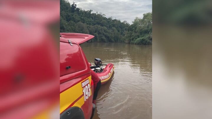 Bombeiros fazem buscas por idoso desaparecido após travessia de barco no Oeste de SC