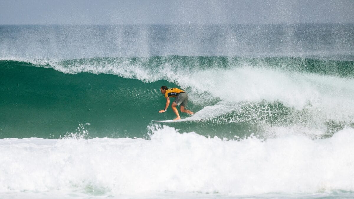 jordy Smith surfando