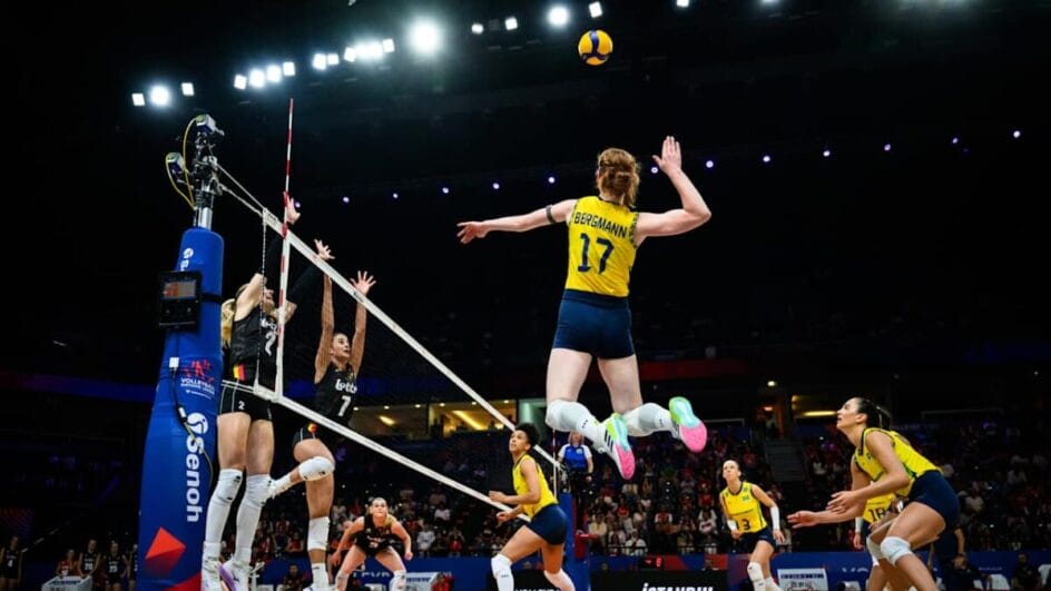 Júlia Bergmann atacando pelo Brasil na VNL 2025