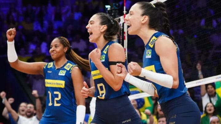 Julia Kudiess, ao centro, vibra na vitória do Brasil sobre a República Tcheca