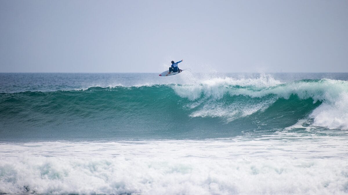 Kanoa Igarashi surfando onda