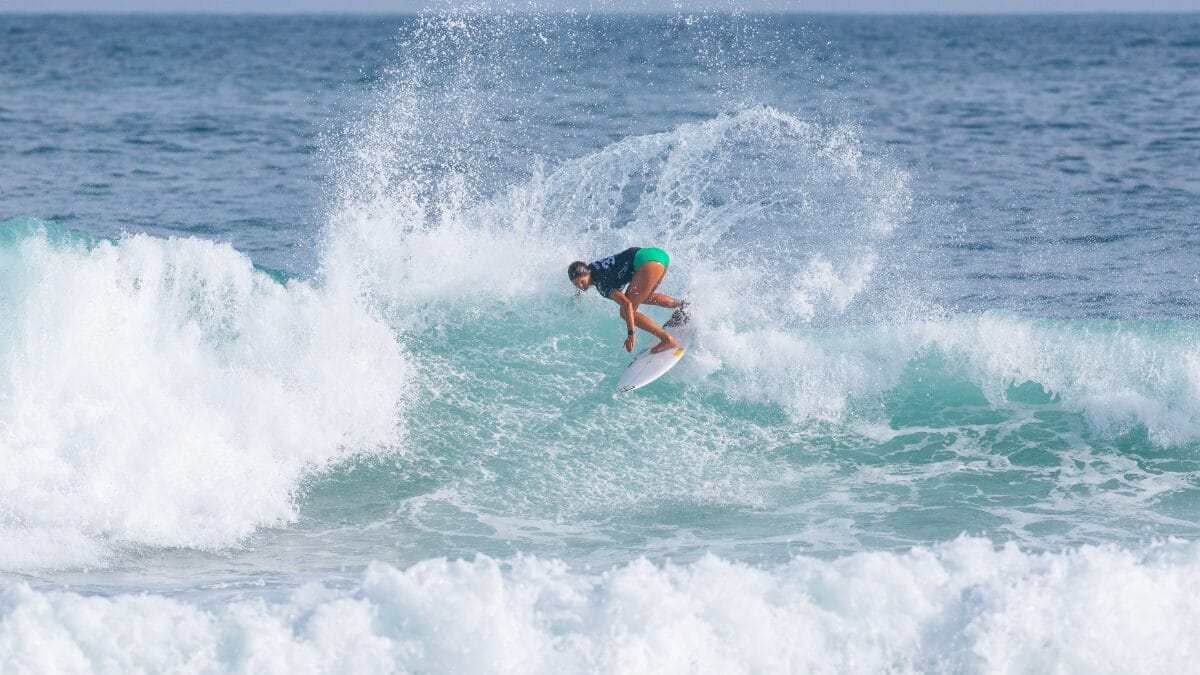 Luana Silva surfando em saquarema