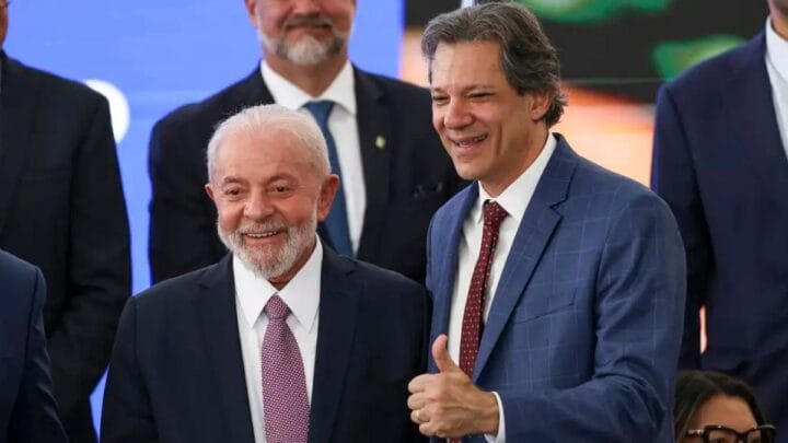 Medida econômica do governo Lula para "recalibrar" decreto do IOF foi anunciada nesta segunda-feira pelo ministro Fernando Haddad, à direita (Foto: Marcelo Camargo, Agência Brasil)