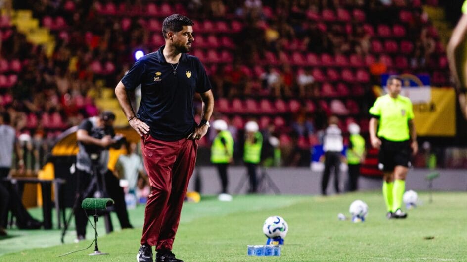 António Oliveira é o 8º técnico demitido da Série A 2025 até a 11ª rodada - (Foto: Paulo Paiva, Sport Recife)
