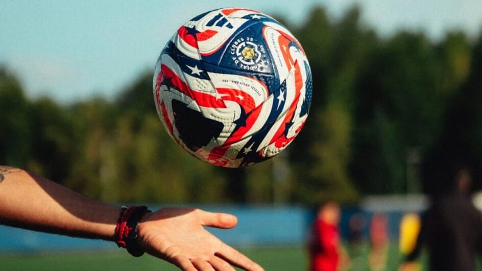 Bola da Copa do Mundo de Clubes (Foto: Redes Sociais, River Plate)