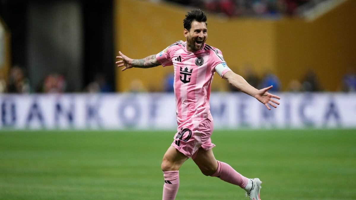 Messi marca golaço de falta contra o Porto na Copa do Mundo de Clubes (Foto: Jose Breton via Reuters Connect)