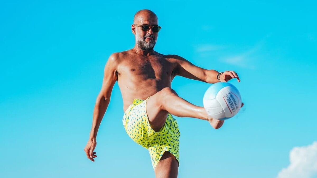 Guardiola jogando altinha em praia da Flórida durante a disputa da Copa do Mundo de Clubes (Foto: Redes sociais, Man. City)