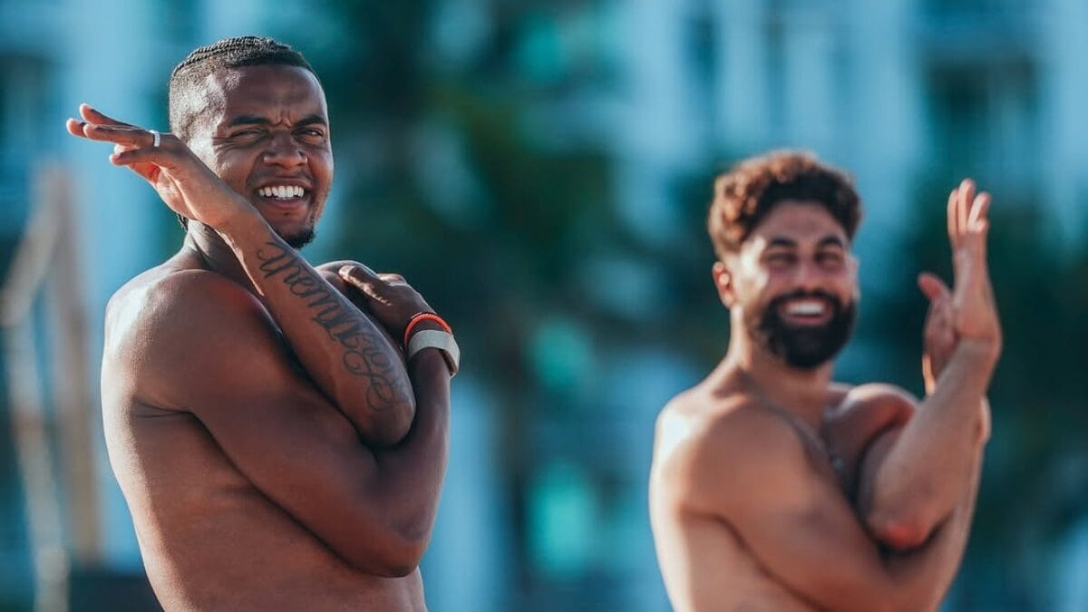 Akanji e Gvardiol se alongando na praia em Boca Raton, na Flórida (Foto: Redes Sociais)