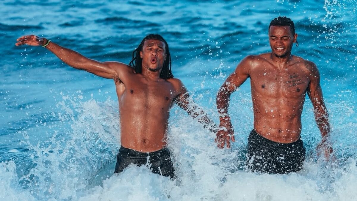 Aké e Akanji na praia em Boca Raton, na Flórida (Foto: Redes Sociais)