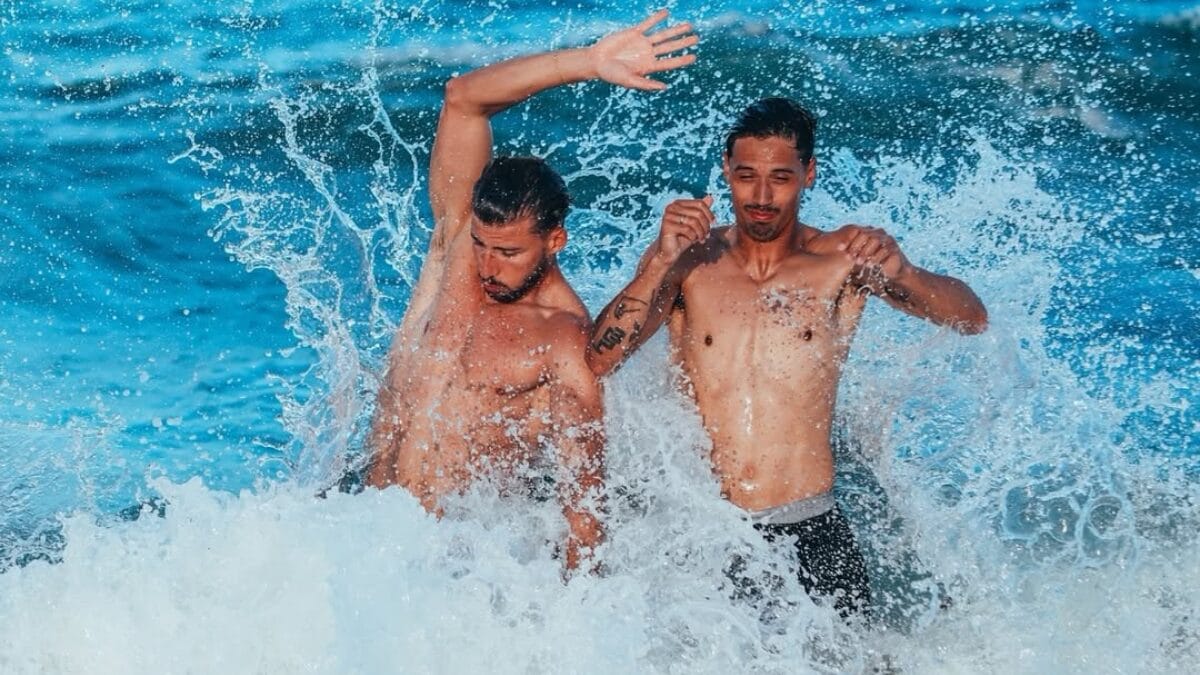 Rúben Dias e Reijnders na praia em Boca Raton, na Flórida (Foto: Redes Sociais)