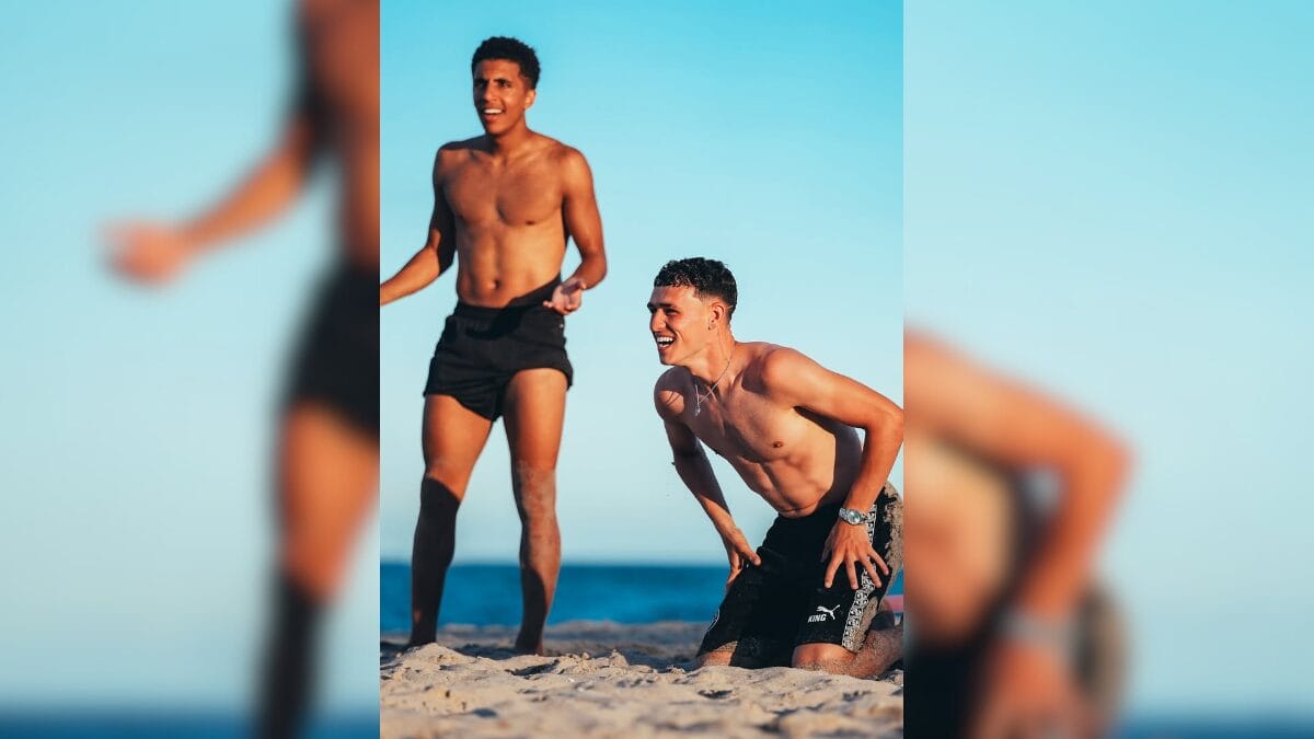 Rico Lewis e Phil Foden jogando bola na praia em Boca Raton, na Flórida (Foto: Redes Sociais)
