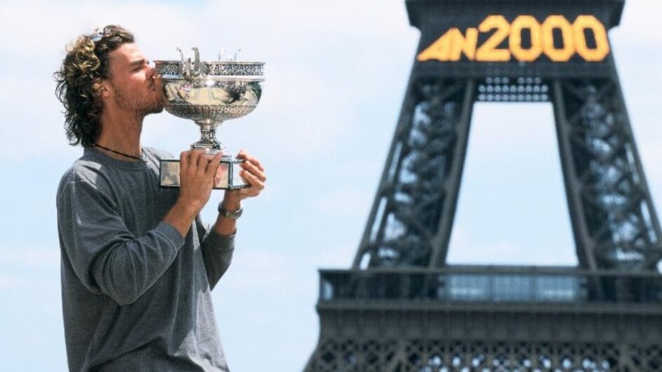 Guga com a taça de Roland Garros em 2000, na França - (Foto: Roland Garro, FFT)